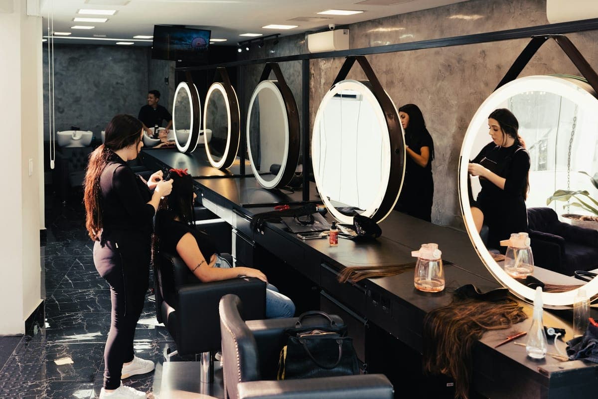 Coiffeuses au travail dans un salon